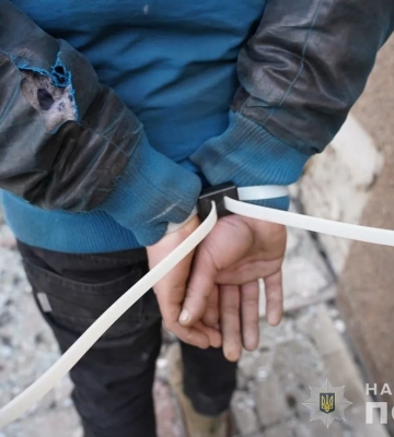 Вкрав телефон у пораненого: поліція затримала крадія на місці ракетного удару в Сумах