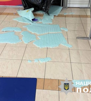 У Києві на дітей у торговому центрі впало скло з вітрини