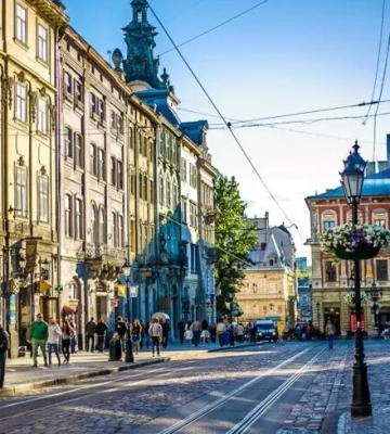 У центрі Львова тимчасово обмежили діяльність вуличних артистів і фотографів