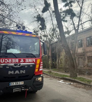 У Києві пожежа у занедбаній будівлі забрала життя людини, ще двоє постраждалих врятовані. ФОТО