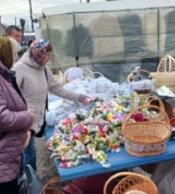 Від бюджетних до розкішних: які ціни на великодні кошики у селищі на Волині