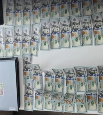 У Києві фальшивомонетники збували підроблені долари США, купуючи техніку Apple