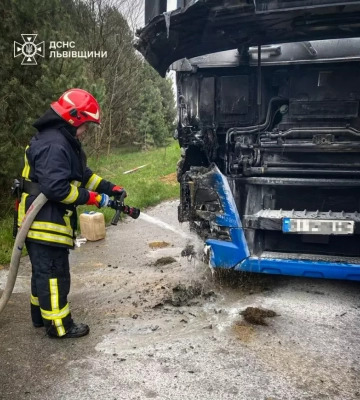 У Дрогобичі довелось «вирізати» загиблого водія після зіткнення з вантажівкою