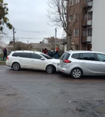 У Луцьку на вулиці Державності сталася серйозна ДТП: три авто заблокували рух