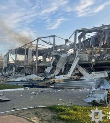Зруйновано льодову арену: наслідки удару РФ по мікрорайону &quot;Таврійський&quot; в Херсоні. ФОТОрепортаж