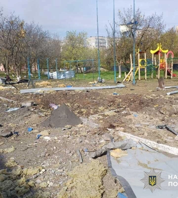Влада показала наслідки ранкового обстрілу Херсона — знищено льодову арену, пошкоджені супермаркет, авто, будинки