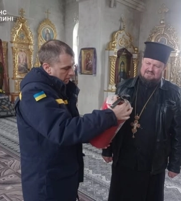 На Волині рятувальники вчили священників користуватися вогнегасниками 