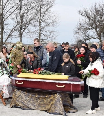 Із загиблим на Донеччині військовим попрощалися у Петрівській громаді 