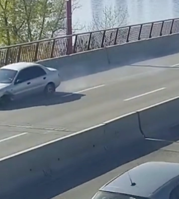 У Дніпрі на Новому мосту у Daewoo Lanos на ходу відлетіло колесо (Відео)