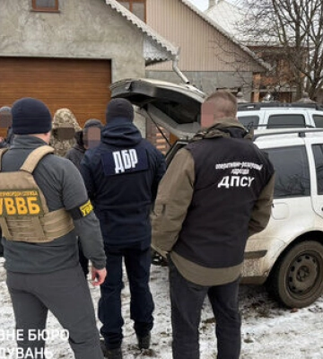 За 20 тис. євро перевозив &quot;ухилянтів&quot; у багажнику: правоохоронцю з Буковини загрожує до 9 років в’язниці, - ДБР. ФОТО