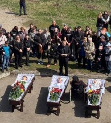 На Сумщині поховали родину, яка загинула внаслідок ракетного удару 13 квітня