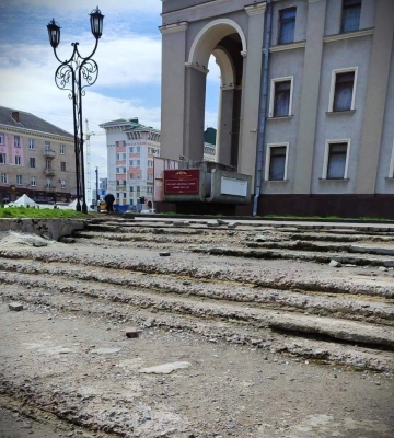 Пояснили, чому не відремонтували жахливі сходи біля драмтеатру Рівного