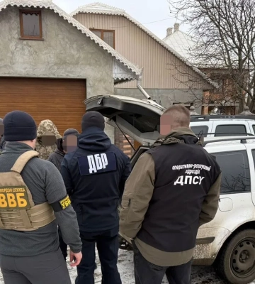 На Буковині судитимуть правоохоронця, який за €20 000 перевозив «ухилянтів» у багажнику авто