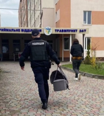 У Рівному патрульні супроводили до лікарні автівку з дитиною, у якої почалися судоми