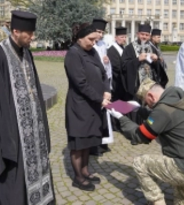 В Ужгороді попрощалися із 49-річним солдатом Віктором Чинадієм. ФОТО