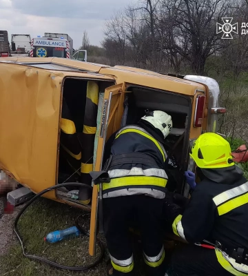 На Днепропетровщине мужчина погиб за рулем перевернувшегося ВАЗа