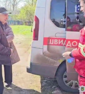 На Донеччині поліцейські евакуювали маломобільне подружжя з Костянтинівки