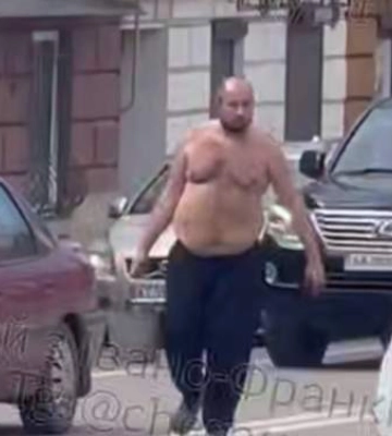 В Коломые мужчина с обнаженным торсом швырял дерьмо в автомобили: досталось и полиции В Коломые мужчина с обнаженным торсом швырял дерьмо в автомобили: досталось и полиции