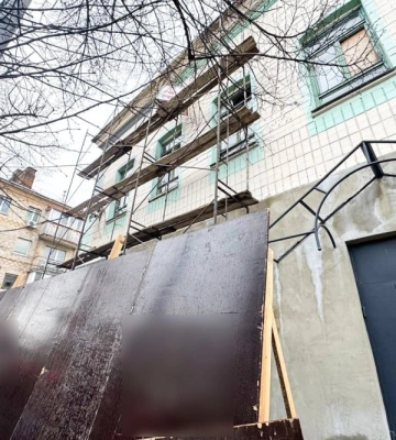 У Рівному з висоти 4-го поверху впав чоловік (ВІДЕО)