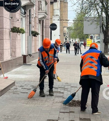 Коммунальщики ликвидируют последствия: что происходит на местах вражеских ударов в Днепре