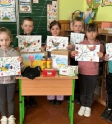 Смаколики та малюнки: у селі на Волині провели благодійну акцію на підтримку ЗСУ
