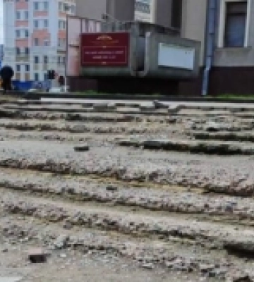 Треба ремонтувати, але охочих немає: Сходи біля драмтеатру у Рівному, наче після «прильоту»