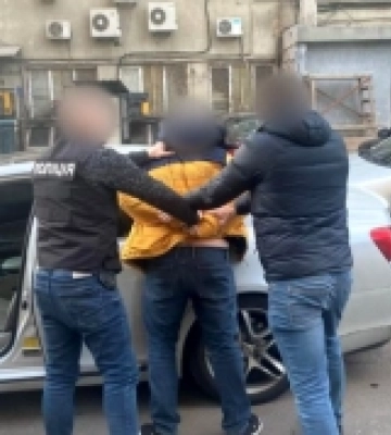 В Одесі викрили чоловіка, який за 3000 доларів обіцяв працевлаштування до правоохоронних органів