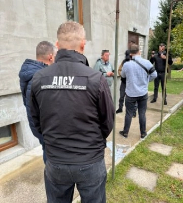 Гуманітарка з пробігом: прикордонники викрили схему контрабанди авто під виглядом допомоги