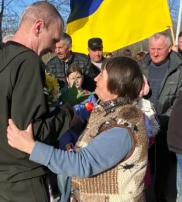 З полону додому на Великдень: громада Бариша урочисто зустріла воїна Дмитра Галюка