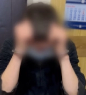В Одесі чоловік зайшов за жінкою у під&#039;їзд та зірвав з неї золотий ланцюжок