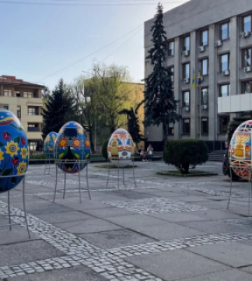 Напередодні Великодня в Ужгороді встановили 12 писанок