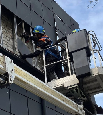 У Миколаєві розпочали демонтаж небезпечних конструкцій з пошкоджених обстрілом обʼєктів на проспекті Центральному