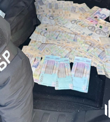 У Києві затримали чиновника РДА: вимагав по $500 за роботу торгової точки