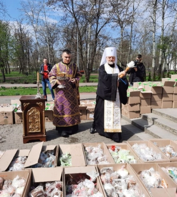 Зібрали понад чотири тисячі: фоторепортаж з освячення пасок для військових з черкаського собору
