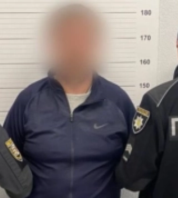 Силоміць заштовхнув до автівки: в Ужгороді колишній чоловік викрав жінку посеред вулиці