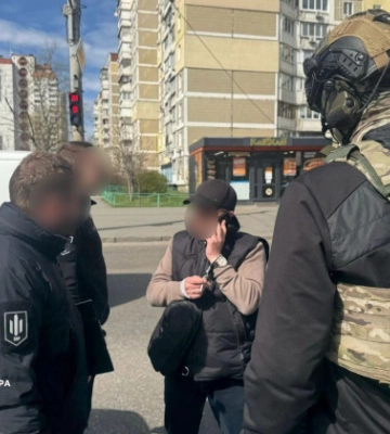 У Києві затримали чиновника РДА: вимагав по $500 за роботу торгової точки