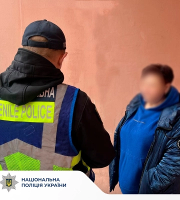 Поліція знайшла жінку, яка у Києві посеред вулиці відлупцювала дворічного хлопчика