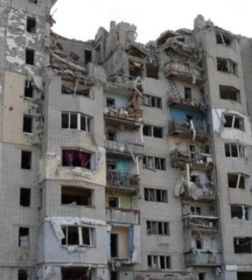 Росіяни вдарили авіабомбою по багатоповерхівці у Купʼянську, поранена жінка