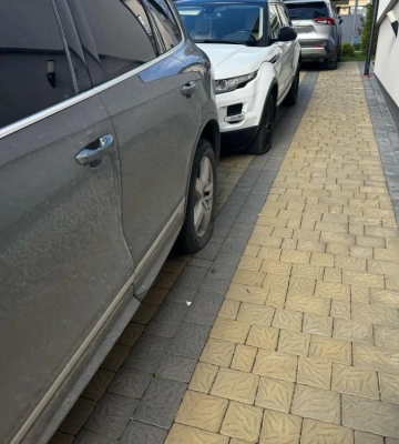 В Ужгороді чоловік порізав шини десяти автівок, припаркованих у дворі багатоповерхівки (ФОТО)