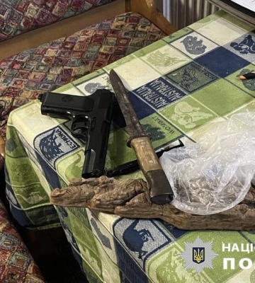 Погрожував чоловіку пістолетом та гранатою - у Києві затримали місцевого мешканця. ФОТО