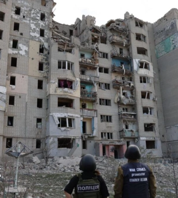 Росіяни вдарили авіабомбою по багатоповерхівці у Купʼянську, поранена жінка