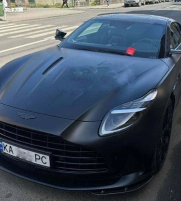 У центрі Ужгорода за неправильне паркування оштрафували розкішний Aston Martin з київськими номерами