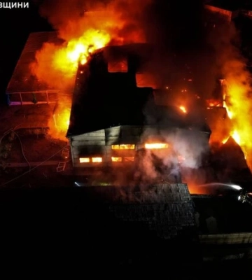 У Миколаєві спалахнула пожежа через влучання російського БпЛА