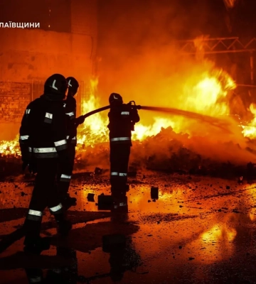 У Миколаєві спалахнула пожежа через влучання російського БпЛА