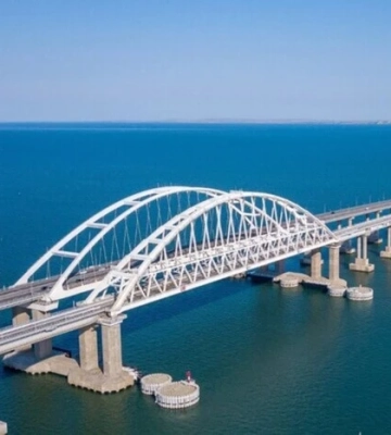 оккупанты перекрыли движение по Крымскому мосту: что известно