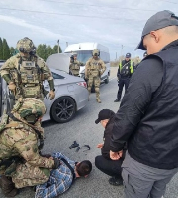На Тернопільщині посадовець виконавчої служби зі спільниками за $13 тисяч переправляли ухилянтів за кордон