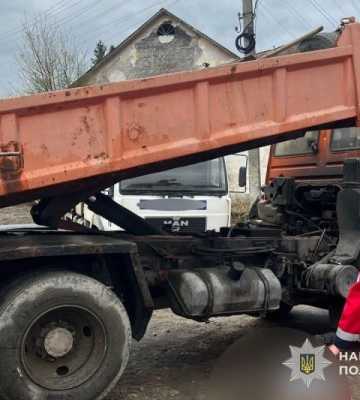 Трагедія у Кременці: чоловік загинув під час ремонту вантажівки