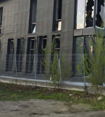 Терористи рф вдарили по хлібзаводу в Сумах, де вантажили спечені на Великдень паски