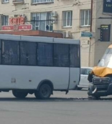 У центрі Полтави зіткнулися два мікроавтобуси – постраждала одна дитина