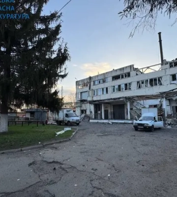 Росіяни вдарили трьома дронами по хлібобулочному підприємству у Сумах. Загинув чоловік